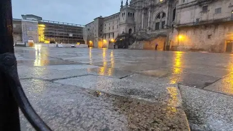 Los "candados del amor" llegan a la Praza do Obradoiro y aparecen varios colocados en la barandilla de la avenida de Raxoi mientras Raxoi y Apatrigal denuncian una nueva agresión al patrimonio Los "candados del amor" llegan a la Praza do Obradoiro y aparecen varios colocados en la barandilla de la avenida de Raxoi mientras Raxoi y Apatrigal denuncian una nueva agresión al patrimonio