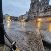 Los "candados del amor" llegan a la Praza do Obradoiro y aparecen varios colocados en la barandilla de la avenida de Raxoi mientras Raxoi y Apatrigal denuncian una nueva agresión al patrimonio Los "candados del amor" llegan a la Praza do Obradoiro y aparecen varios colocados en la barandilla de la avenida de Raxoi mientras Raxoi y Apatrigal denuncian una nueva agresión al patrimonio