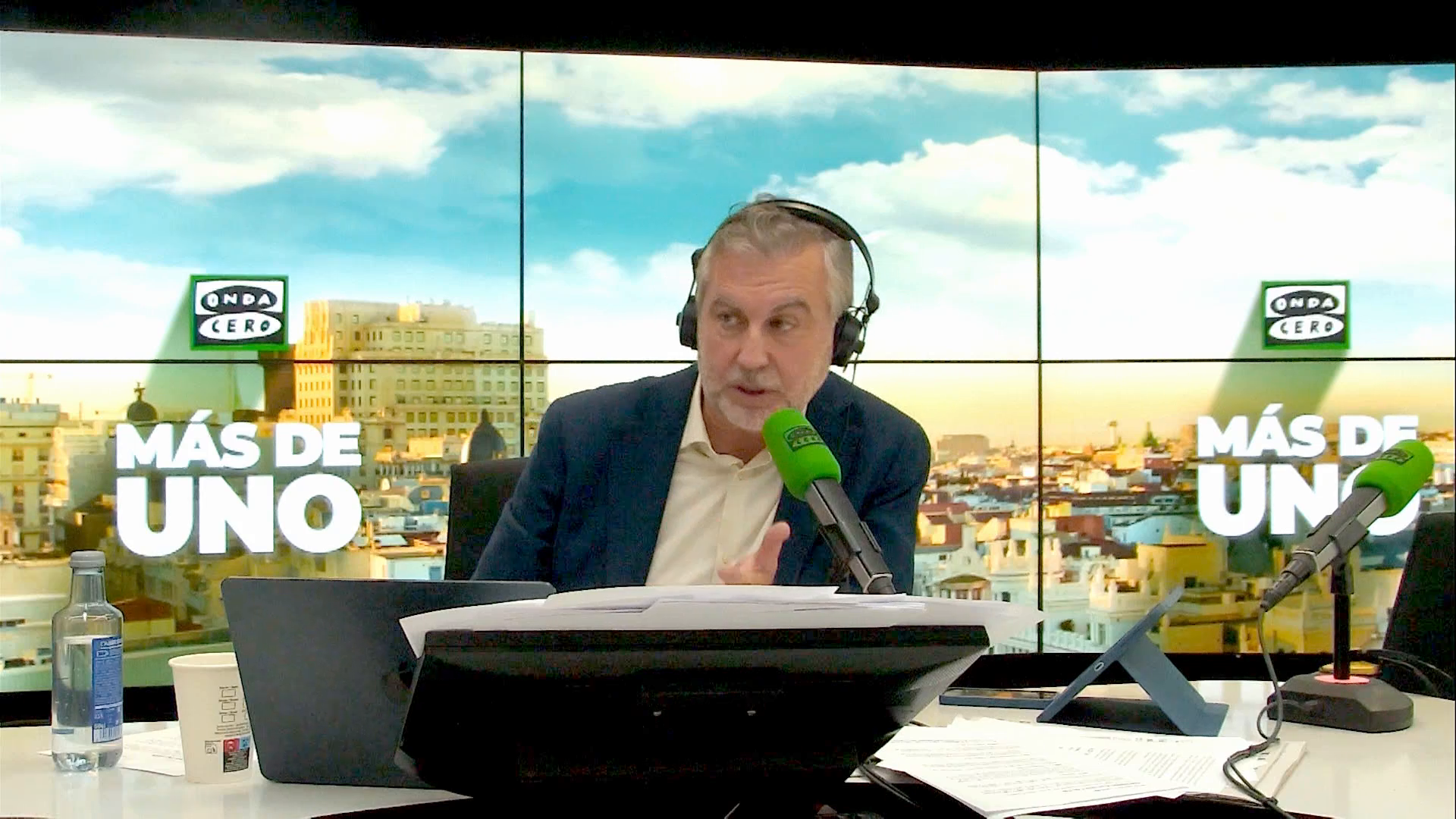 Carlos Alsina le recuerda a Sánchez lo que debería explicar en el Parlamento: "¿Por qué no se ocupa de lo que compete?" Carlos Alsina le recuerda a Sánchez lo que debería explicar en el Parlamento: "¿Por qué no se ocupa de lo que compete?"