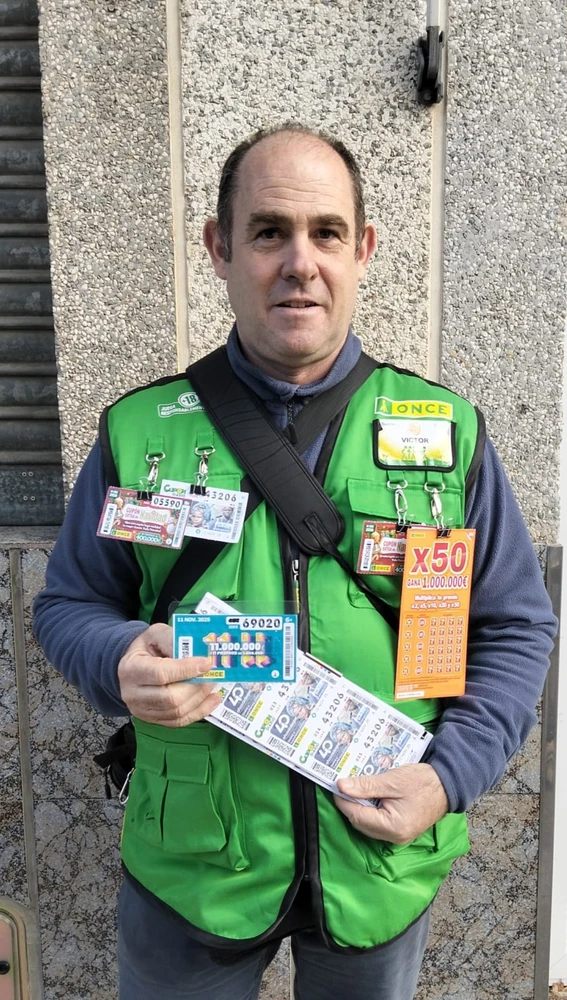 Víctor Sedano repartió el premio en Puertollano Víctor Sedano repartió el premio en Puertollano