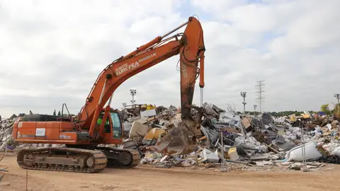 Operarios trabajando en el solar donde se ubican los residuos en Paiporta. Operarios trabajando en el solar donde se ubican los residuos en Paiporta.