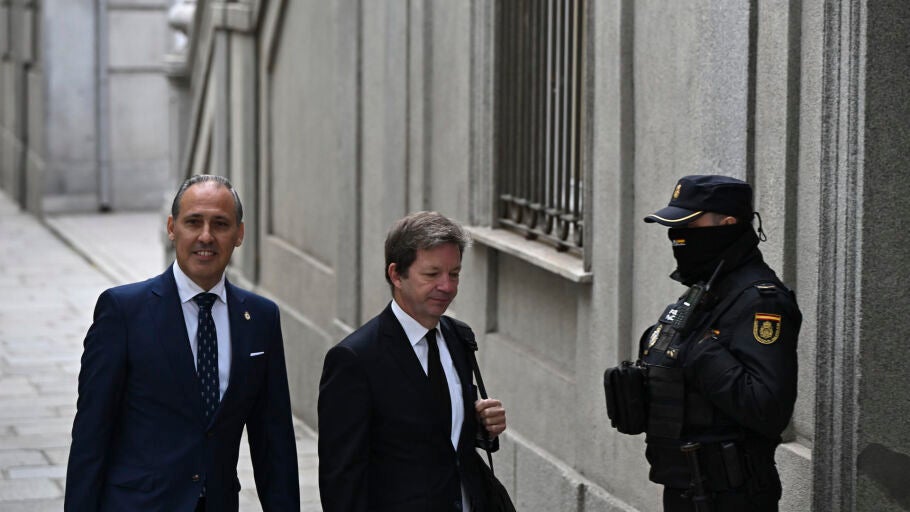 El decano del Colegio de la Abogac&iacute;a de Madrid, Eugenio Rib&oacute;n (i), llega al Tribunal Supremo 