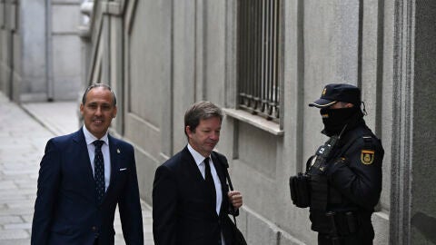 El decano del Colegio de la Abogac&iacute;a de Madrid, Eugenio Rib&oacute;n (i), llega al Tribunal Supremo 