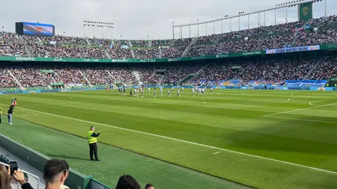 Más de 20.000 personas han arropado en Elche a la selección de Argentina de Leo Messi en su entrenamiento en el estadio Martínez Valero. Más de 20.000 personas han arropado en Elche a la selección de Argentina de Leo Messi en su entrenamiento en el estadio Martínez Valero.