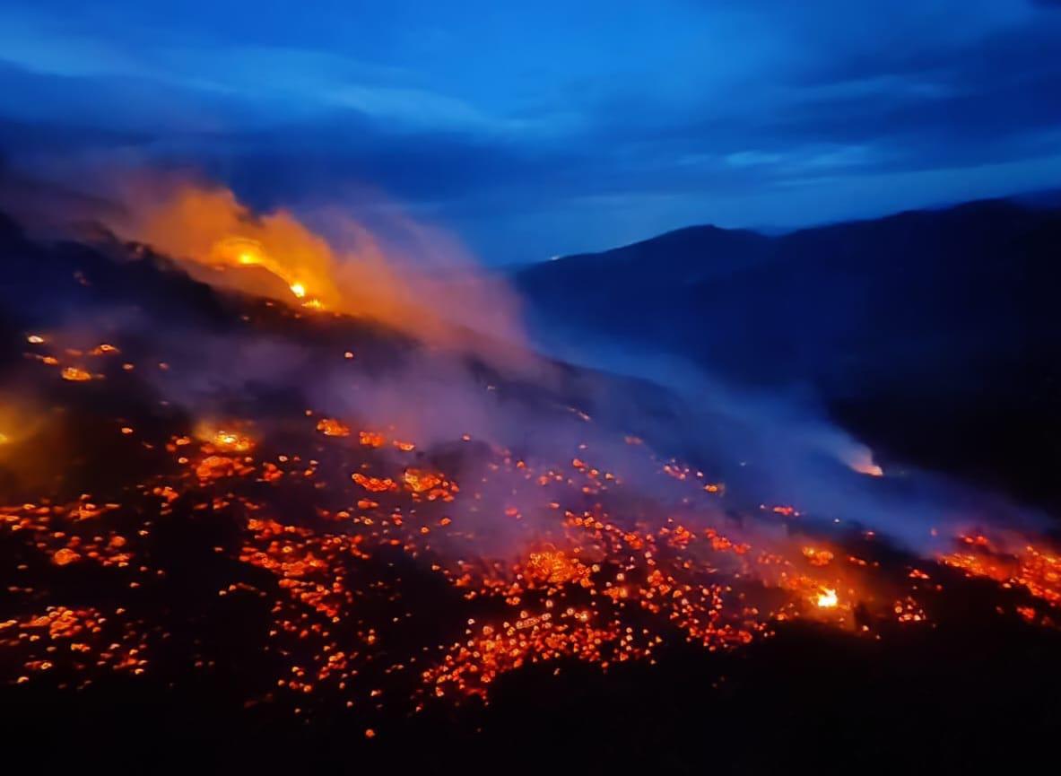 Cantabria afronta 14 incendios simultáneamente, seis de ellos activos y otros ocho controlados Cantabria afronta 14 incendios simultáneamente, seis de ellos activos y otros ocho controlados