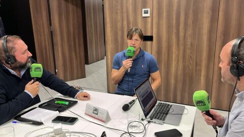 Mat&iacute;as Almeyda, durante la entrevista con Carlos Hidalgo y Jos&eacute; Manuel Jim&eacute;nez.