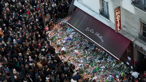 Cientos de personas se agolpan a las puertas de la Sala Bataclán en el décimo aniversario de los atentados de París de 2015 Cientos de personas se agolpan a las puertas de la Sala Bataclán en el décimo aniversario de los atentados de París de 2015