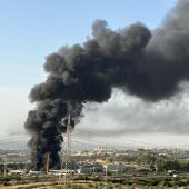Un incendio afecta la zona de ampliación de las obras del Hospital de Villajoyosa