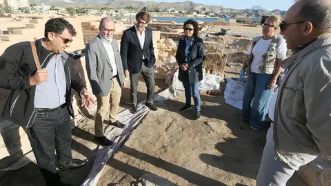 Autoridades y técnicos del MARQ en el yacimiento de L'Illeta de El Campello Autoridades y técnicos del MARQ en el yacimiento de L'Illeta de El Campello