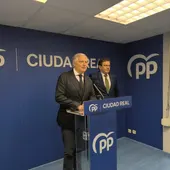 Francisco Cañizares, durante la rueda de prensa junto a Miguel Ángel Valverde Francisco Cañizares, durante la rueda de prensa junto a Miguel Ángel Valverde
