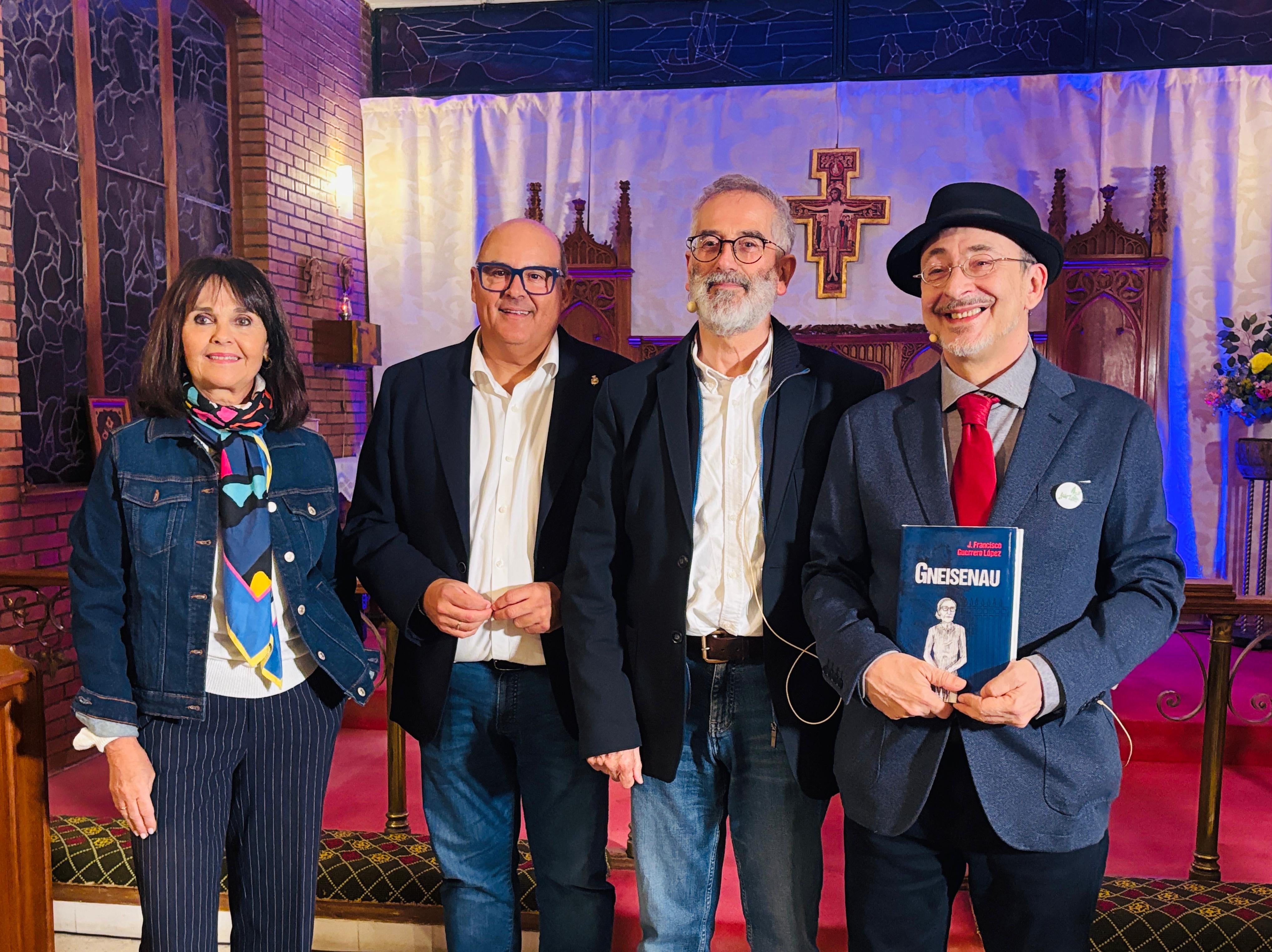 El profesor Francisco Guerrero se adentra en un naufragio en la bahía de Málaga El profesor Francisco Guerrero se adentra en un naufragio en la bahía de Málaga
