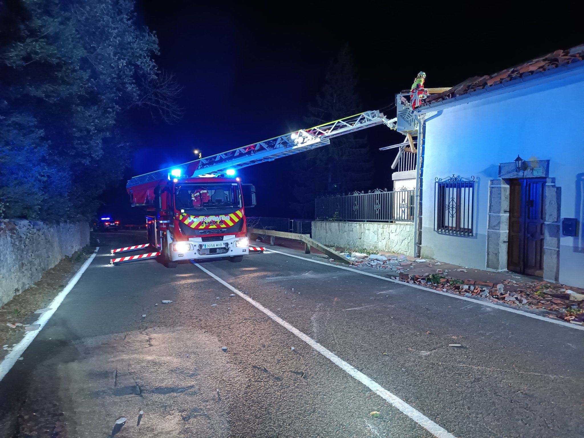 El viento se lleva parte del tejado y un balcón de una casa en Ruesga El viento se lleva parte del tejado y un balcón de una casa en Ruesga