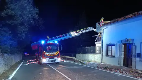 Bomberos del 112 Cantabria han atendido un desprendimiento de balcón y tejado en una casa de Ruesga Bomberos del 112 Cantabria han atendido un desprendimiento de balcón y tejado en una casa de Ruesga