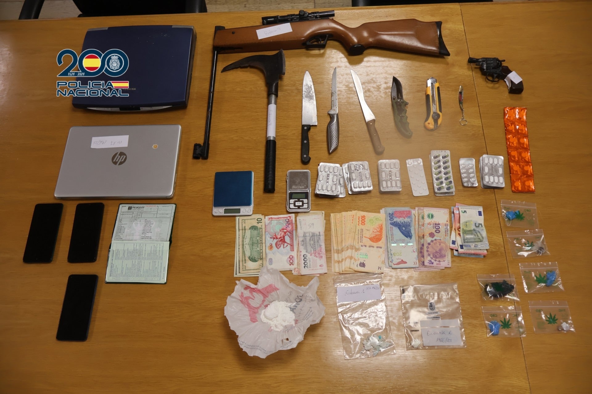 Detenido en Santiago un hombre por venta de droga y al que se incautaron armas y dinero de diversos países Detenido en Santiago un hombre por venta de droga y al que se incautaron armas y dinero de diversos países