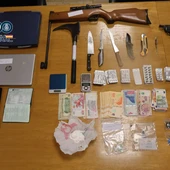 Detenido en Santiago un hombre por venta de droga y al que se incautaron armas y dinero de diversos países Detenido en Santiago un hombre por venta de droga y al que se incautaron armas y dinero de diversos países