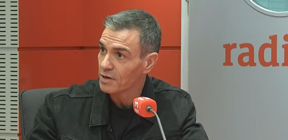 Sánchez sorprende con su look más roquero en Radio 3: "Cuando deje esta responsabilidad dentro de muchos años retomaré ir a festivales" Sánchez sorprende con su look más roquero en Radio 3: "Cuando deje esta responsabilidad dentro de muchos años retomaré ir a festivales"