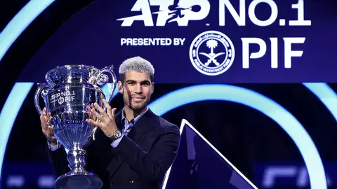 Alcaraz recibe el trofeo de número 1 del año 2025 Alcaraz recibe el trofeo de número 1 del año 2025