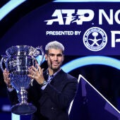 Alcaraz recibe el trofeo de número 1 del año 2025