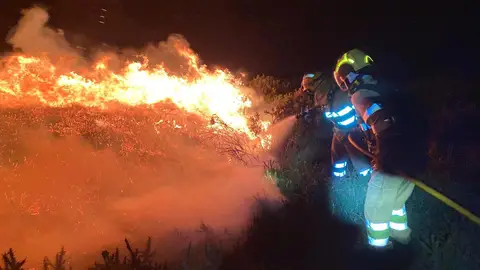 Bomberos del 112 Cantabria actuando en un incendio forestal Bomberos del 112 Cantabria actuando en un incendio forestal