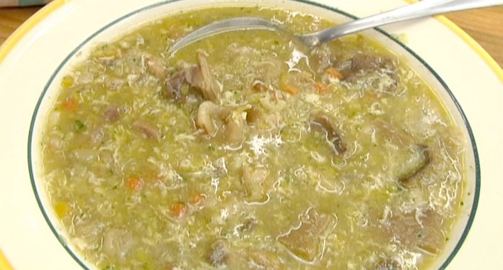 David de Jorge nos enseña como prepara una sopa de gallina turuleta para combatir el frío David de Jorge nos enseña como prepara una sopa de gallina turuleta para combatir el frío