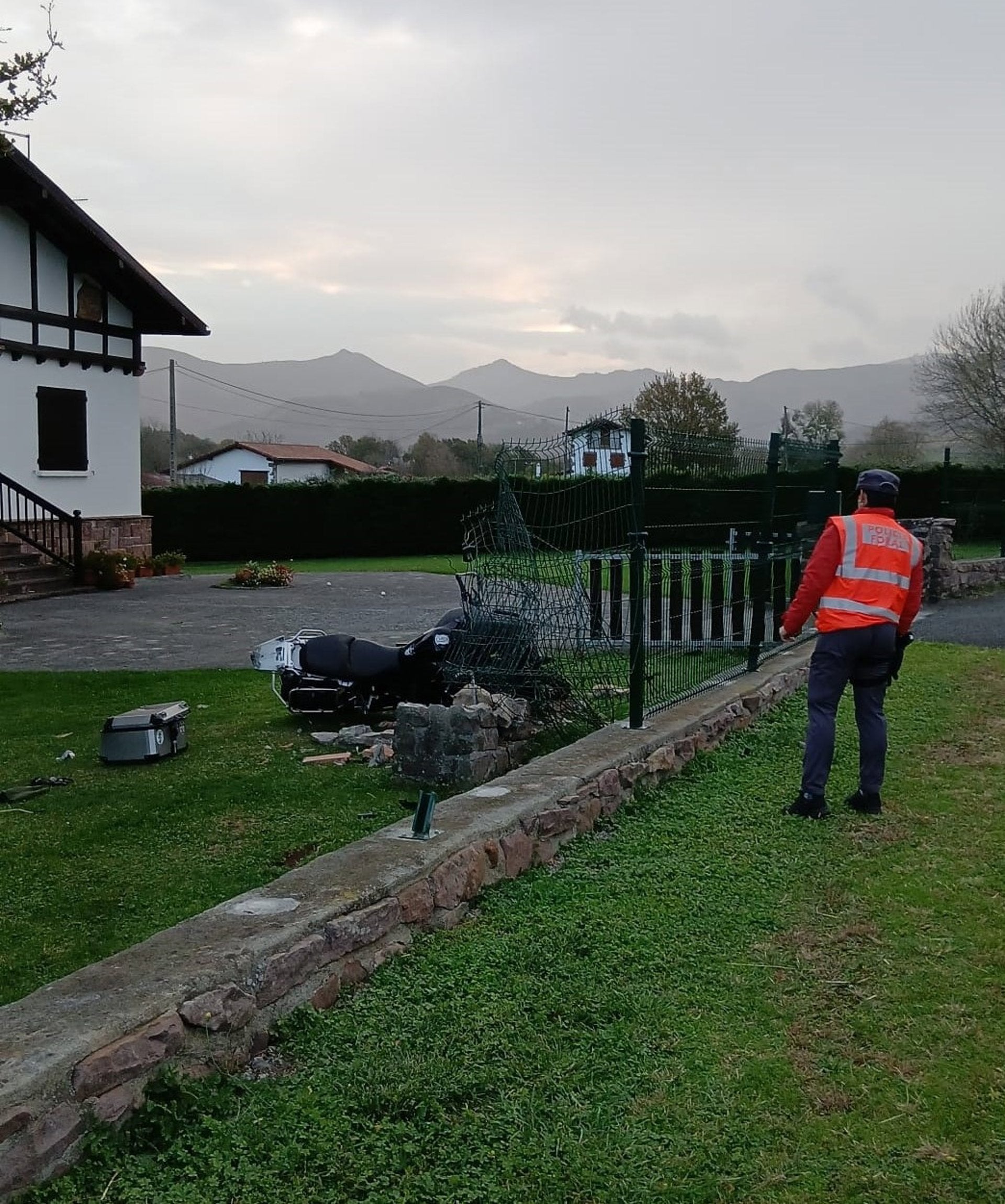 Fallece un motorista de 51 años al sufrir una caída por un cable en la calzada en Urdax Fallece un motorista de 51 años al sufrir una caída por un cable en la calzada en Urdax