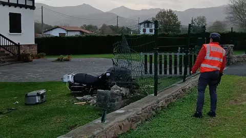 Fallece un motorista de 51 años al sufrir una caída por un cable en la calzada en Urdax Fallece un motorista de 51 años al sufrir una caída por un cable en la calzada en Urdax