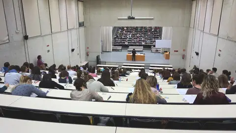 Imagen de archivo de varias personas realizando un examen para una oposición Imagen de archivo de varias personas realizando un examen para una oposición