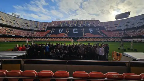 Coca-Cola acoge a más de 80 estudiantes de FP en el Estadio de Mestalla de Valencia que participan en la XIV edición de GIRA Jóvenes Coca-Cola acoge a más de 80 estudiantes de FP en el Estadio de Mestalla de Valencia que participan en la XIV edición de GIRA Jóvenes