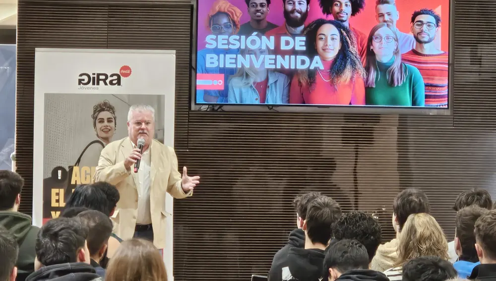 Coca-Cola acoge a más de 80 estudiantes de FP en el Estadio de Mestalla de Valencia que participan en la XIV edición de GIRA Jóvenes Coca-Cola acoge a más de 80 estudiantes de FP en el Estadio de Mestalla de Valencia que participan en la XIV edición de GIRA Jóvenes