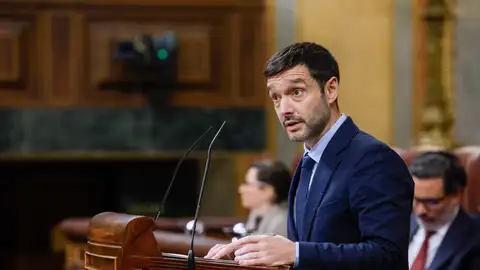 El ministro de Derechos Sociales, Consumo y Agenda 2030, Pablo Bustinduy, durante un pleno del Congreso El ministro de Derechos Sociales, Consumo y Agenda 2030, Pablo Bustinduy, durante un pleno del Congreso