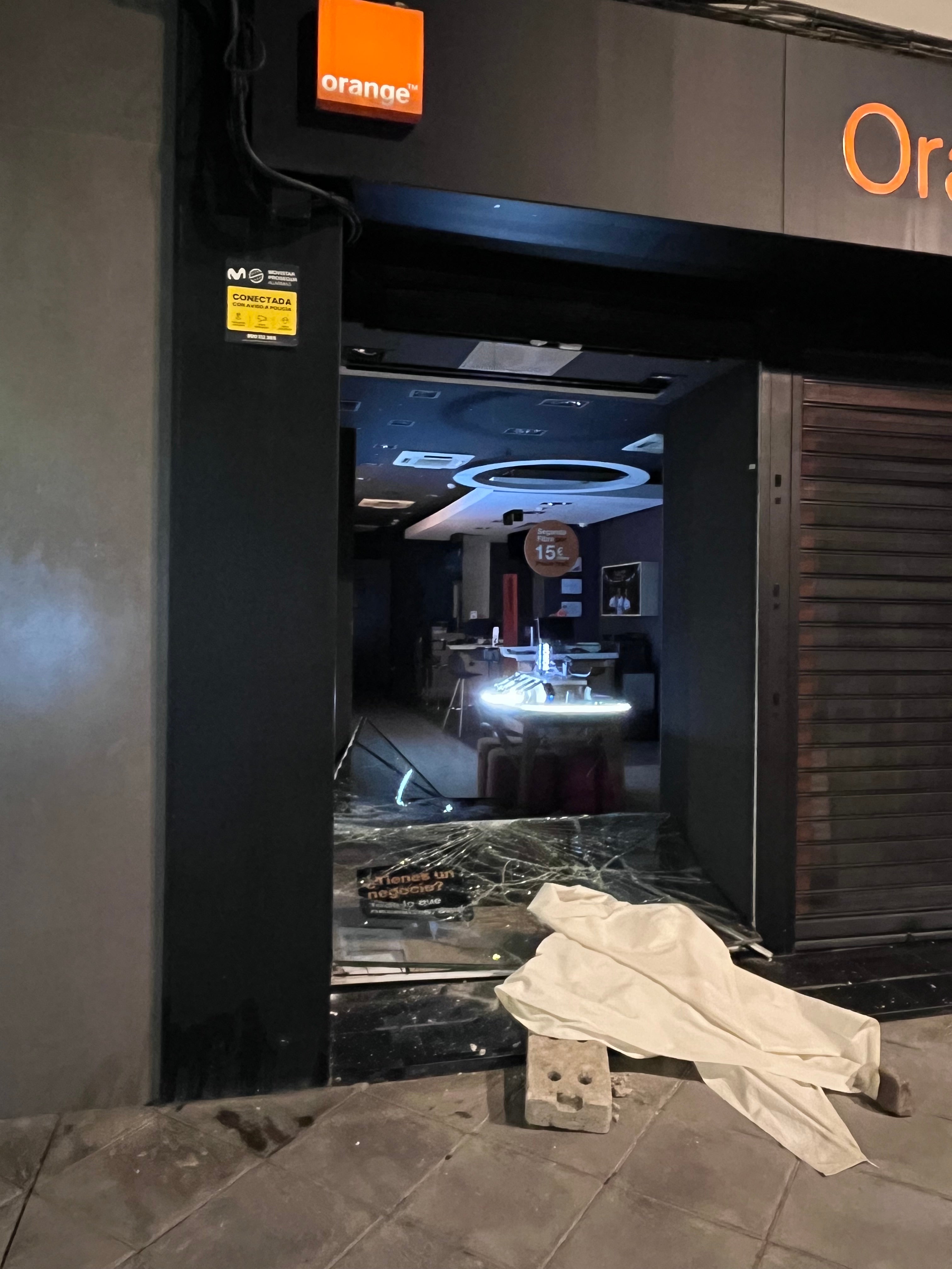 Robo esta madrugada en una tienda de móviles en la calle Asunción Robo esta madrugada en una tienda de móviles en la calle Asunción