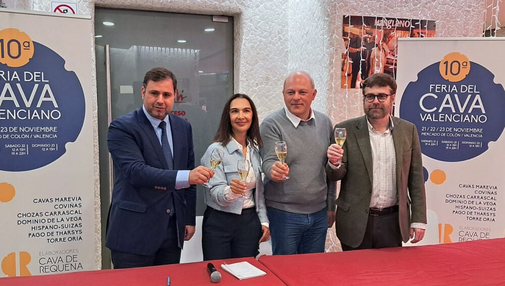 Enriquez, Garcia, Gonzalez y Ezcurra brindan tras la presentacion