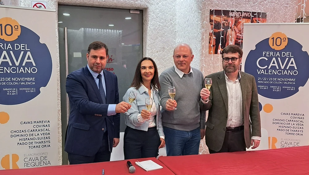Enriquez, Garcia, Gonzalez y Ezcurra brindan tras la presentacion Enriquez, Garcia, Gonzalez y Ezcurra brindan tras la presentacion