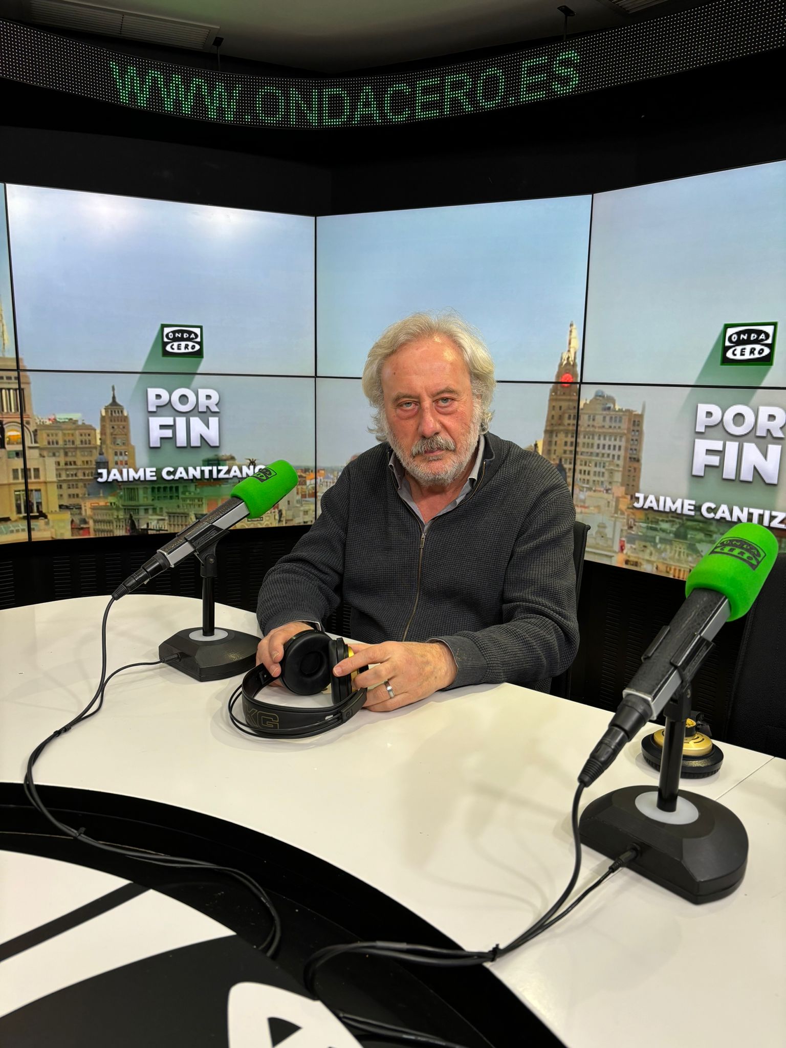 Julio Llamazares: "La guerra es el fracaso de la civilización, y cuando se escuchan los tambores y se ve el odio en redes, por ejemplo, corremos el riesgo de volver a repetir la historia" Julio Llamazares: "La guerra es el fracaso de la civilización, y cuando se escuchan los tambores y se ve el odio en redes, por ejemplo, corremos el riesgo de volver a repetir la historia"