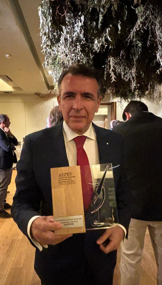 Nuestro colaborador Tony Pérez recoge el premio de la Asociación Española de Periodistas y Escritores de Vino