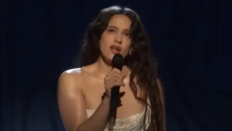 Rosalía cantando 'La Perla' en 'The Tonight Show Starring Jimmy Fallon' Rosalía cantando 'La Perla' en 'The Tonight Show Starring Jimmy Fallon'