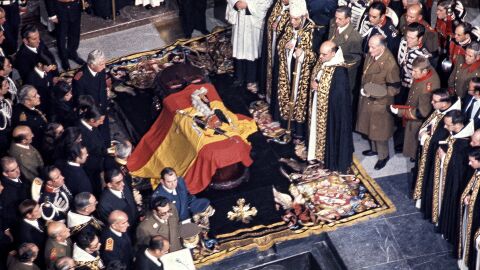 Vista del f&eacute;retro que contiene el cuerpo del dictador Francisco Franco