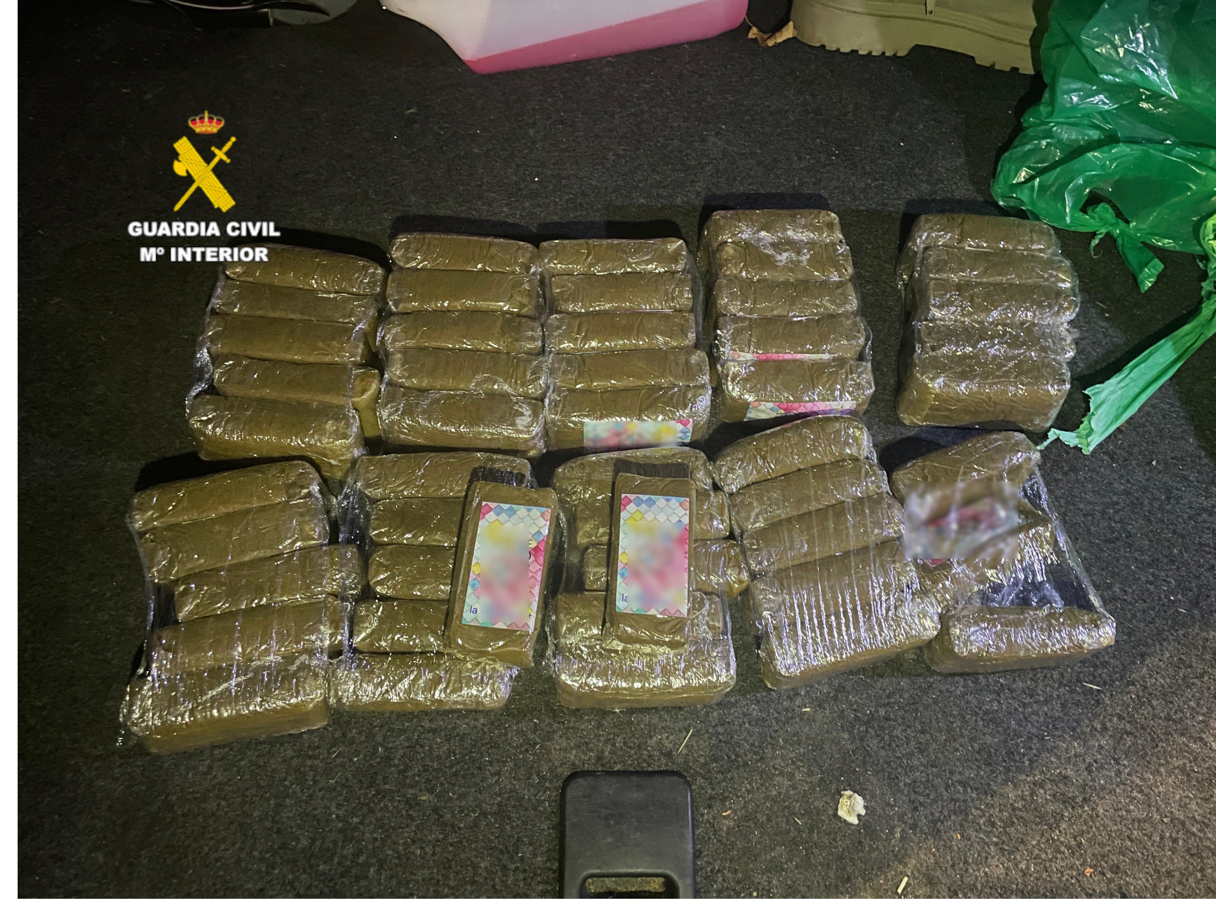 Detenidos dos hombres que transportaban casi 5 kilos de hachís ocultos en la rueda de repuesto Detenidos dos hombres que transportaban casi 5 kilos de hachís ocultos en la rueda de repuesto