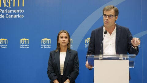 Los diputados del Partido Popular en el Parlamento de Canarias Fernando Ense&ntilde;at (d) y Jennifer Mar&iacute;a Curbelo (i) han anunciado este mi&eacute;rcoles que pedir&aacute;n a la C&aacute;mara que se reabra la comisi&oacute;n sobre la compra de mascarillas y otro material sanitario en la pandemia para que comparezca de nuevo el expresidente de la comunidad &Aacute;ngel V&iacute;ctor Torres y aclare su papel en los pagos a empresas la trama Koldo. 