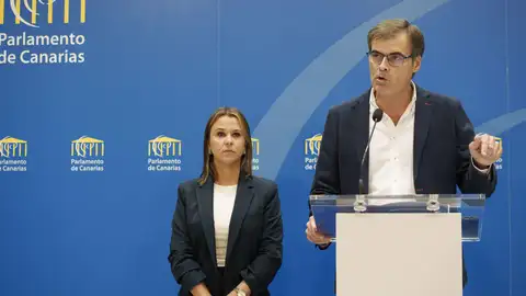 Los diputados del Partido Popular en el Parlamento de Canarias Fernando Enseñat (d) y Jennifer María Curbelo (i) han anunciado este miércoles que pedirán a la Cámara que se reabra la comisión sobre la compra de mascarillas y otro material sanitario en la pandemia para que comparezca de nuevo el expresidente de la comunidad Ángel Víctor Torres y aclare su papel en los pagos a empresas la trama Koldo. Los diputados del Partido Popular en el Parlamento de Canarias Fernando Enseñat (d) y Jennifer María Curbelo (i) han anunciado este miércoles que pedirán a la Cámara que se reabra la comisión sobre la compra de mascarillas y otro material sanitario en la pandemia para que comparezca de nuevo el expresidente de la comunidad Ángel Víctor Torres y aclare su papel en los pagos a empresas la trama Koldo.