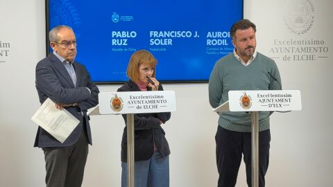 De izquierda a derecha: Francisco Soler, concejal de Urbanismo; Aurora Rodil, Teniente de Alcalde; Pablo Ruz, alcalde de Elche.