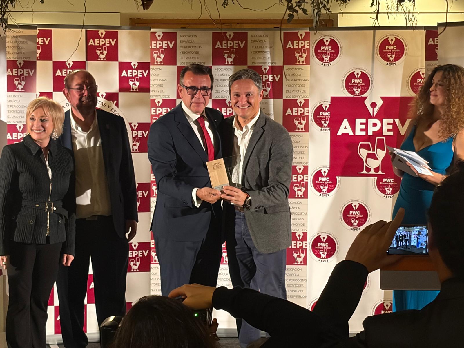 Nuestro colaborador Tony Pérez recoge el premio de la Asociación Española de Periodistas y Escritores de Vino Nuestro colaborador Tony Pérez recoge el premio de la Asociación Española de Periodistas y Escritores de Vino