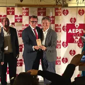 Nuestro colaborador Tony Pérez recoge el premio de la Asociación Española de Periodistas y Escritores de Vino Nuestro colaborador Tony Pérez recoge el premio de la Asociación Española de Periodistas y Escritores de Vino