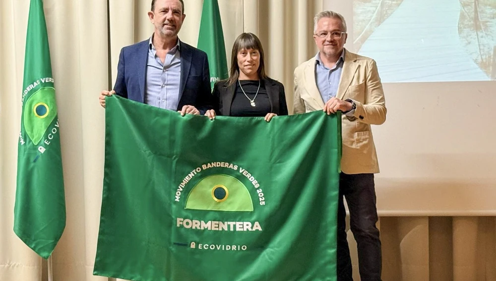 Formentera con su bandera verde de Ecovidrio Formentera con su bandera verde de Ecovidrio
