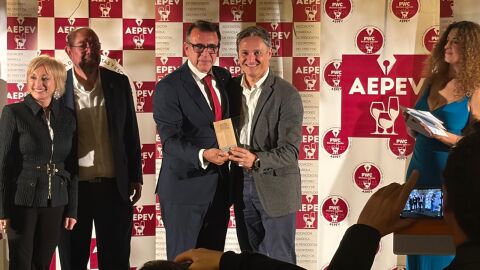 Tony Pérez recoge el premio de la Asociación Española de Periodistas y Escritores de Vino Tony Pérez recoge el premio de la Asociación Española de Periodistas y Escritores de Vino