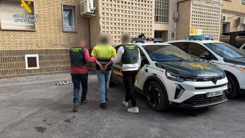 Agentes de la Guardia Civil de Villena con uno de los detenidos. 