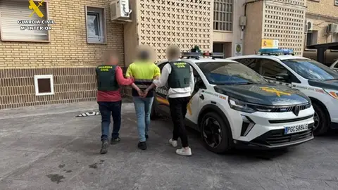 Agentes de la Guardia Civil de Villena con uno de los detenidos. Agentes de la Guardia Civil de Villena con uno de los detenidos.