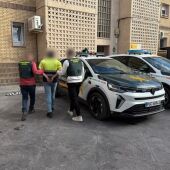Agentes de la Guardia Civil de Villena con uno de los detenidos. 