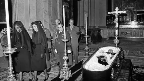 Carmen Polo de Franco y su hija la marquesa de Villaverde, asisten a la misa "corpore insepulto" Carmen Polo de Franco y su hija la marquesa de Villaverde, asisten a la misa "corpore insepulto"