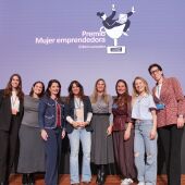 Hortensia Roig, presidenta de EDEM; Marta Nogueras, directora general de Lanzadera; Paula Sánchez, ganadora del premio; así como las finalistas y el jurado